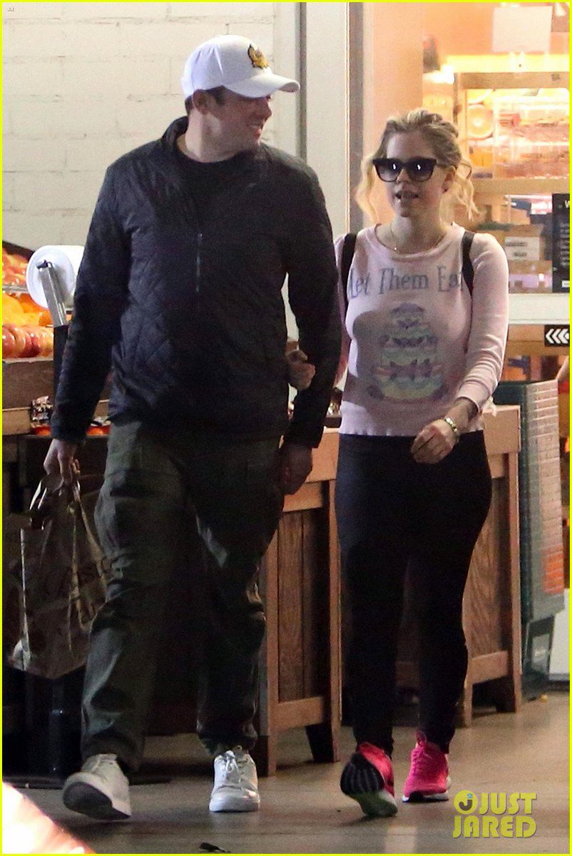 Conexlavigne's tweet photo. Avril Lavigne e seu namorado Phillip Sarofim, foram vistos saindo do supermercado "Bristol Farms" ontem em Beverly Hills. https://t.co/3fhLGMpcCC