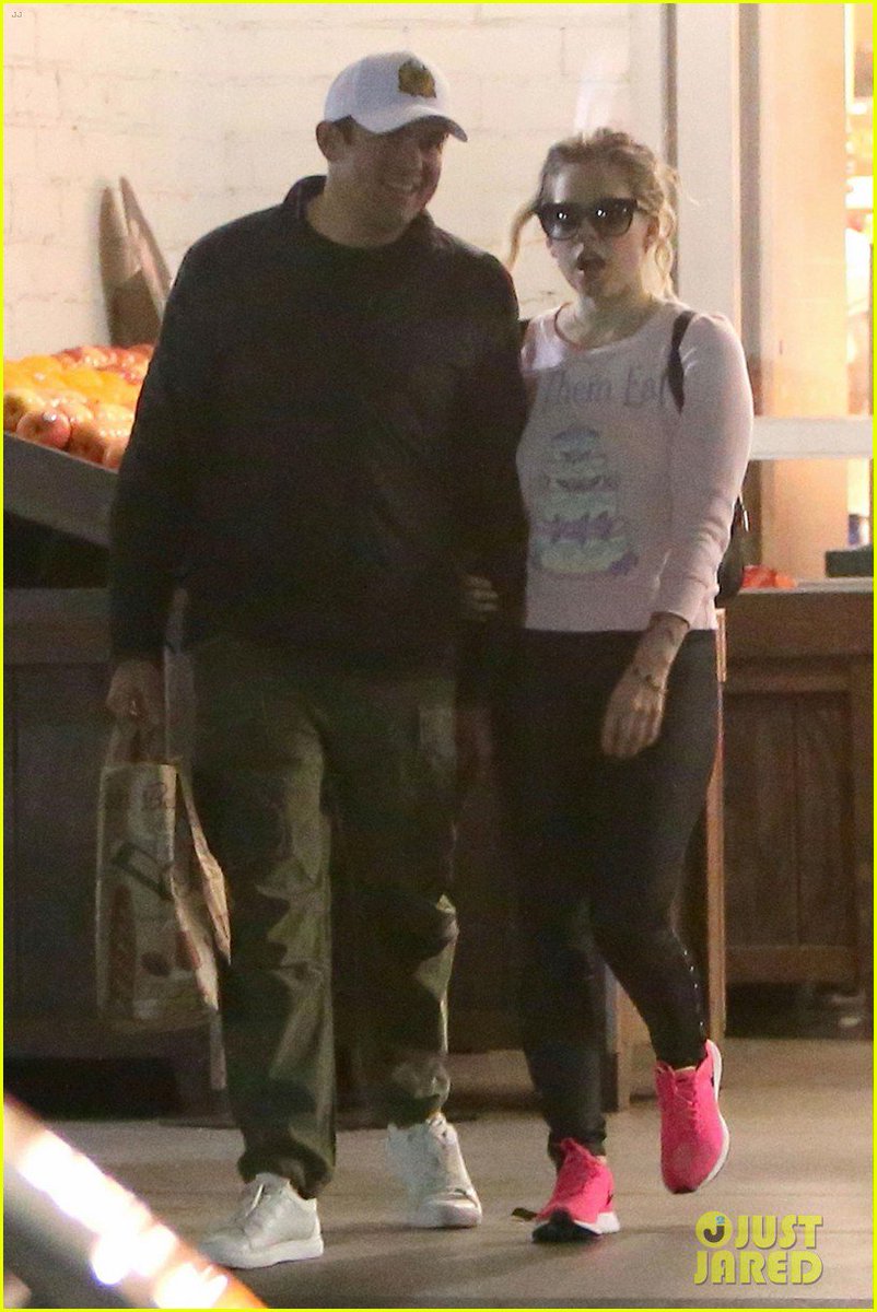 Conexlavigne's tweet photo. Avril Lavigne e seu namorado Phillip Sarofim, foram vistos saindo do supermercado "Bristol Farms" ontem em Beverly Hills. https://t.co/3fhLGMpcCC
