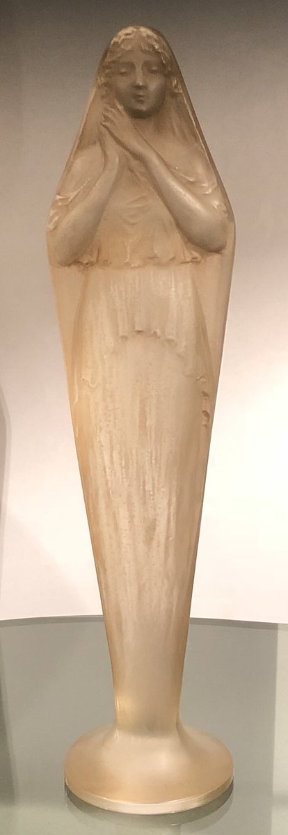 LaliqueMuseumNL's tweet photo. In 1919 ontwierp Lalique zijn versie van de Griekse godin Helena. Zij vertegenwoordigt het licht dat uit haar de wereld in schijnt, Mater Luminis. @LaliqueMuseumNL @museummedia_nl #lalique #KunstFans #kunstblogger #glas https://t.co/DnYJ3kTfyp