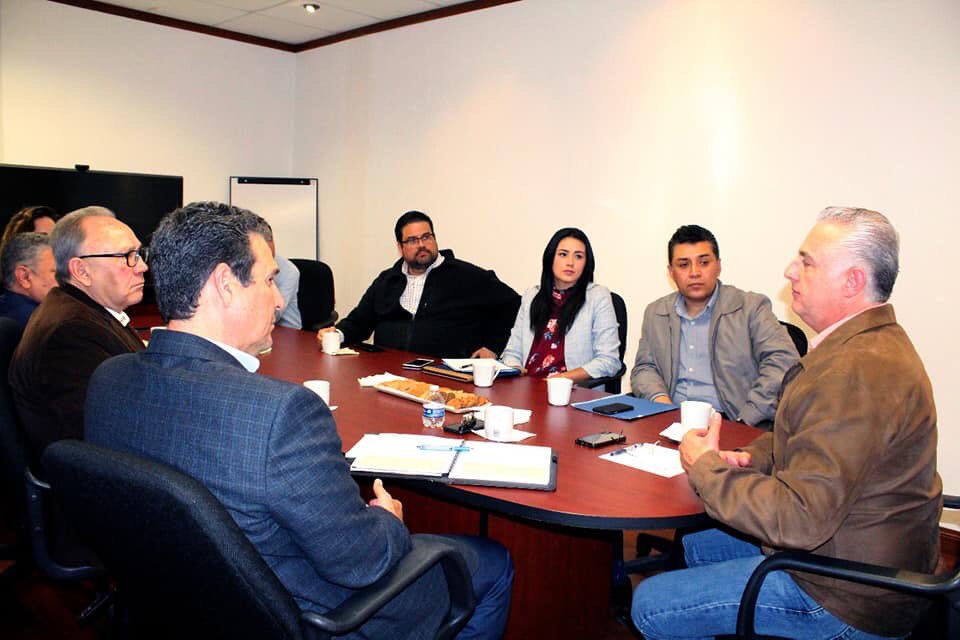 SETRA_COAH's tweet photo. @RomanCepeda realizó reunión con organismos empresariales Heriberto Castañeda Cirio de #Canaco Servytur Saltillo, Everardo Padilla de #Canacintra, Ricardo Sandoval y Miguel Monroy de #Coparmex, Ramiro Peña y Karla Fuentes de #Arhcos y Mario Hernández de #AIERA.
#FuerteCoahuilaEs https://t.co/LvmaB5aPJA