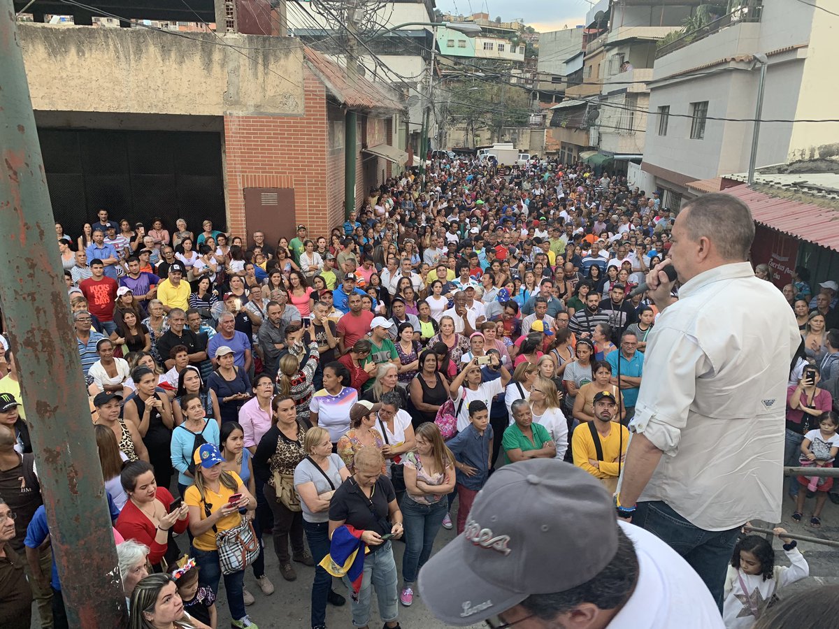Desde el sector Sosa de Macarao con los vecinos que se resisten a calarse a un usurpador preparan sus motores para mañana 23 de Enero. Y conseguirnos en las calles repletas de Fe, Esperanza y Libertad.