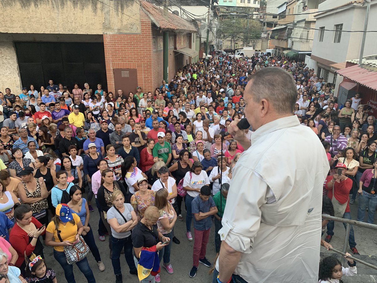 RichardBlancoOf's tweet photo. Desde el sector Sosa de Macarao con los vecinos que se resisten a calarse a un usurpador preparan sus motores para mañana 23 de Enero. Y conseguirnos en las calles repletas de Fe, Esperanza y Libertad. https://t.co/h7jWw2oUrz