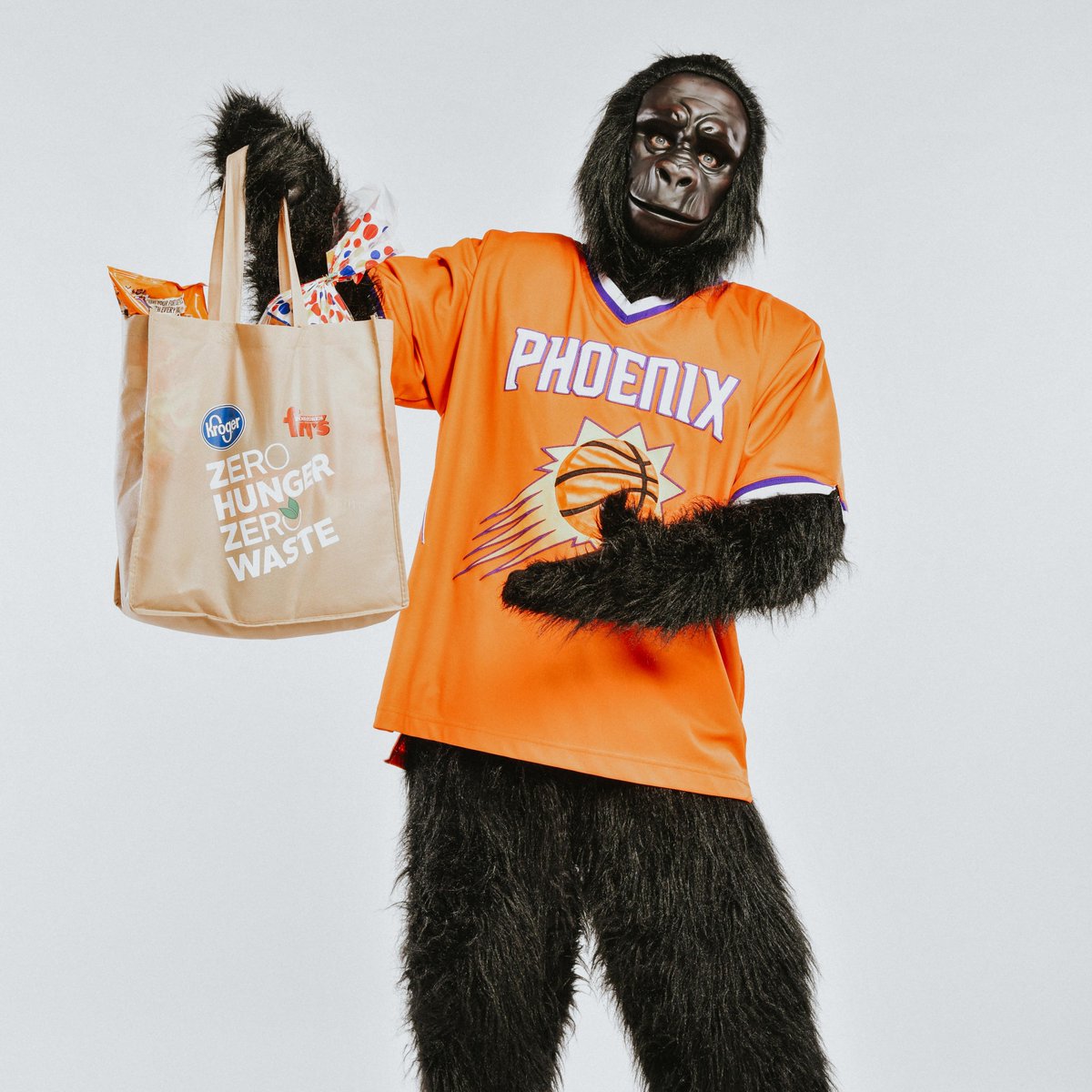 Suns's tweet photo. Today, 40% of food produced is thrown away. 

Join @FrysFoodStores and @SunsGorilla to eliminate hunger in our community with Zero Hunger Zero Waste. Learn more at https://t.co/2QNQQfI9Iv. https://t.co/M9qw9NiPfN
