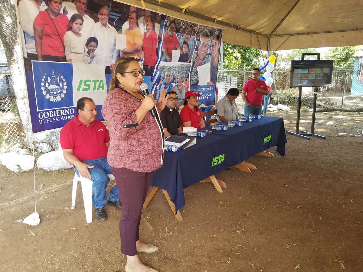 Gobernadora Gricia Hernandez junto a presidenta del @ISTA_Comunica Karla Albanés Entregan escritura  de terreno de un pozo que está ubicado en la comunidad del once para abasteser a personas de la comunidad de sol naciente y sus alrededores 

#SigamosCreandoFuturo 
#GobSV