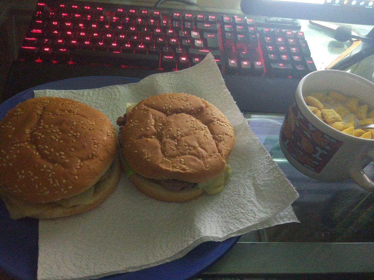 Cerramos el dia como lo empezamos , comiendo sano , recordad 4 piezas de fruta al dia , beber mucha agua , y ahora leer un libro antes de ir a domir #lesgou 🤣