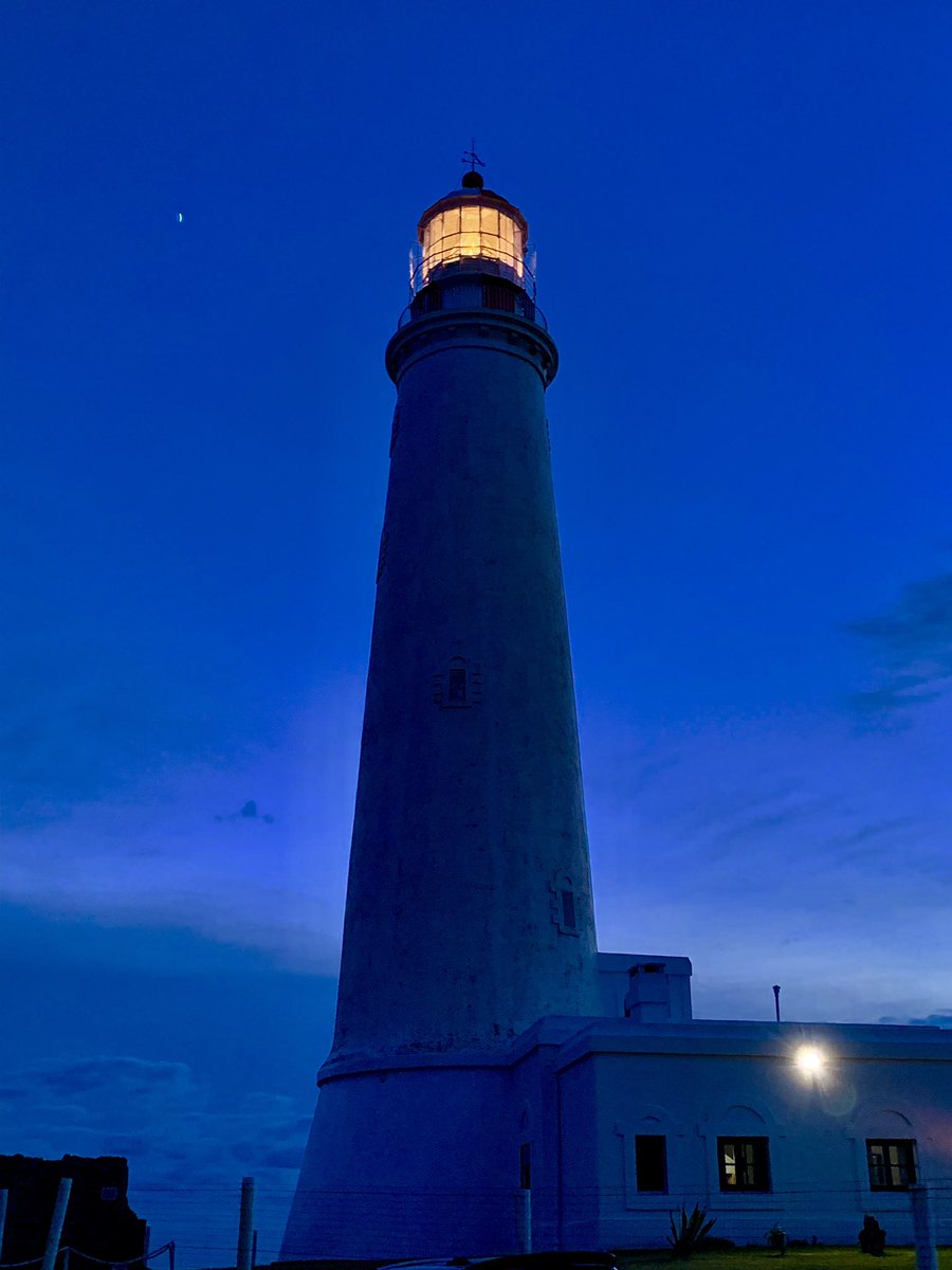 TurismoRocha's tweet photo. Nos encanta el Faro Cabo Santa María de #LaPaloma cuando comienza a caer la noche. 🙌 https://t.co/BQ2qUwok0U