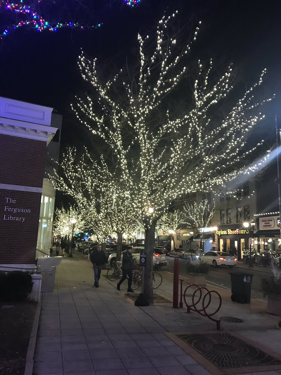 Beautiful night in #DowntownStamford @StamfordDowntwn @fergusonlib @HeyStamford @CTMainSt #downtown #lights #winterscenes