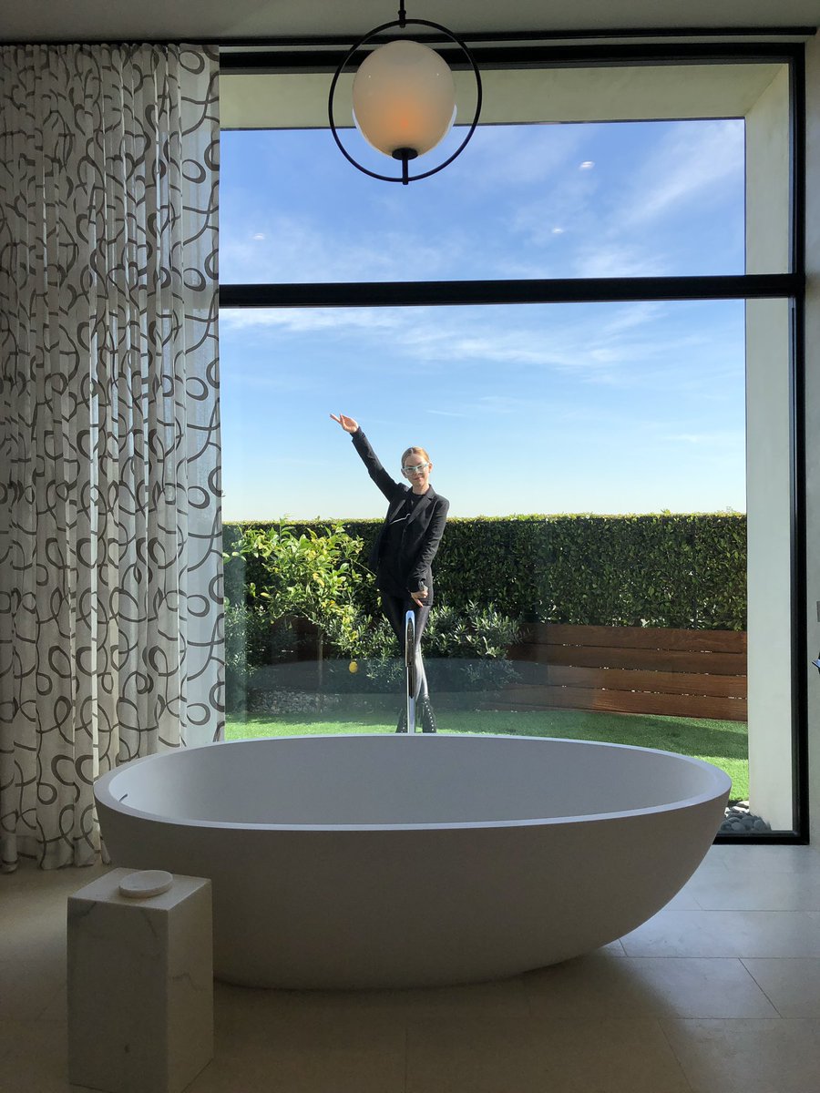 LaurenGlasses's tweet image. 🏠 #OpenHouse so much party party with the girls #caravan #LARealEstate 🎉🥂👯‍♀️
#LuxuryRealEstate #Compass #LaurenGlasses #LosAngelesRealEstate
#RealEstateRevolution