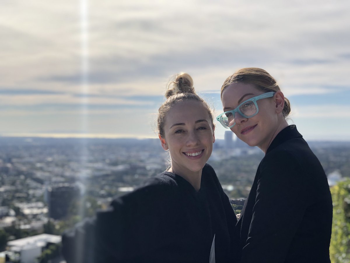 LaurenGlasses's tweet image. 🏠 #OpenHouse so much party party with the girls #caravan #LARealEstate 🎉🥂👯‍♀️
#LuxuryRealEstate #Compass #LaurenGlasses #LosAngelesRealEstate
#RealEstateRevolution