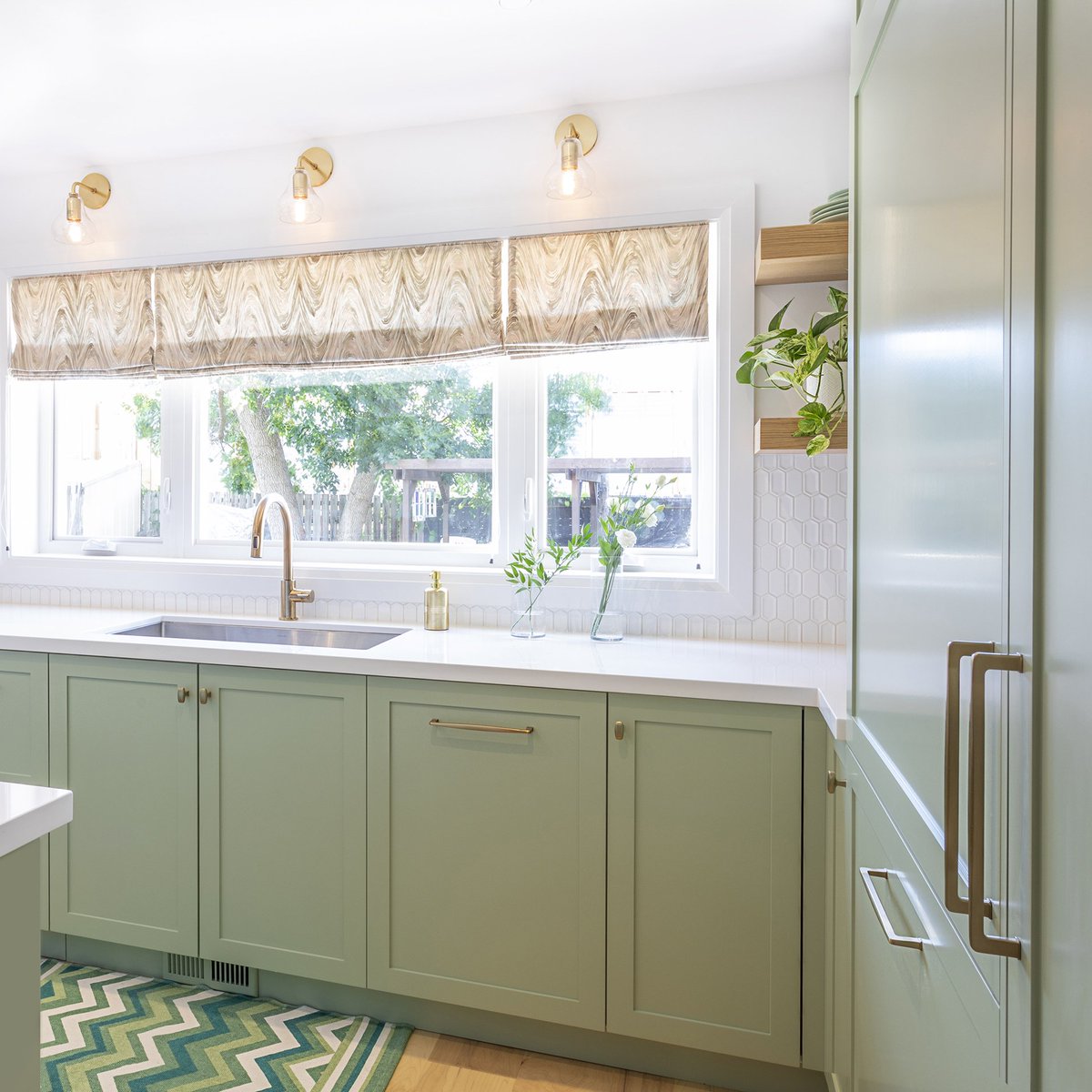 We love the green and gold combo in this kitchen from #SaveMyReno! It features our Subtle Surge collection in Modern Brushed Gold, which you can see on our website here: ow.ly/M7Rw30npsH9 #interiordesign #interiors #cabinethardware