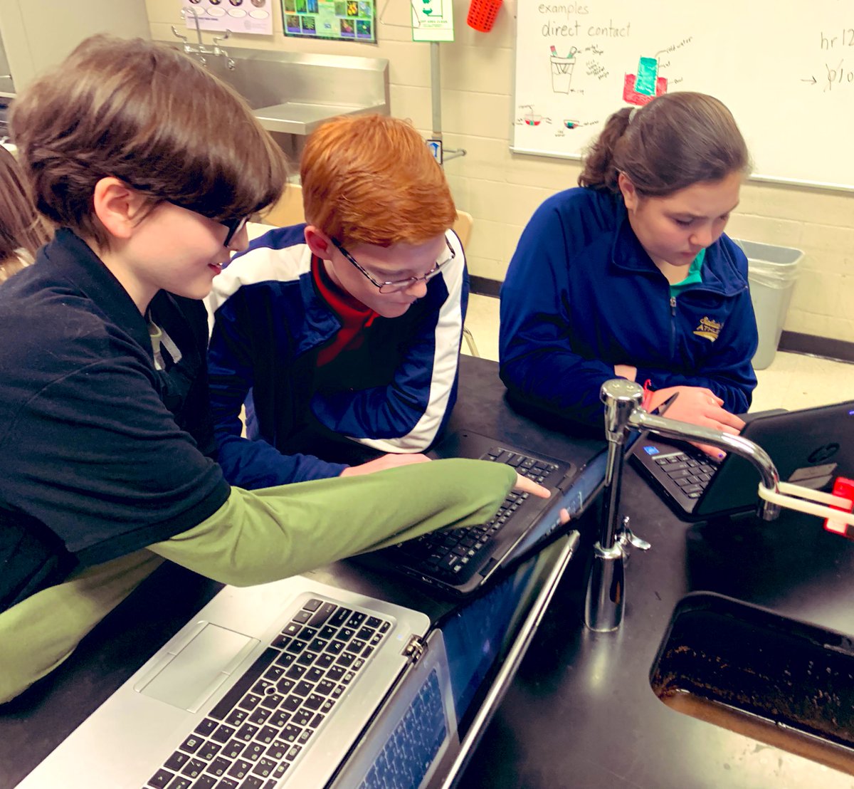 hrollings4's tweet photo. I โค๏ธ how @millarscience leverages #BLinAction stations and digital resources to meet and discuss the WHY behind convection with EVERY student. Her QUESTIONING strategies are MOST effective in these small group settings.๐ฏ@STMSWildcats #LEAPinAction #OneTeamOneMissionOneRockHill https://t.co/dyI8O9tTzd