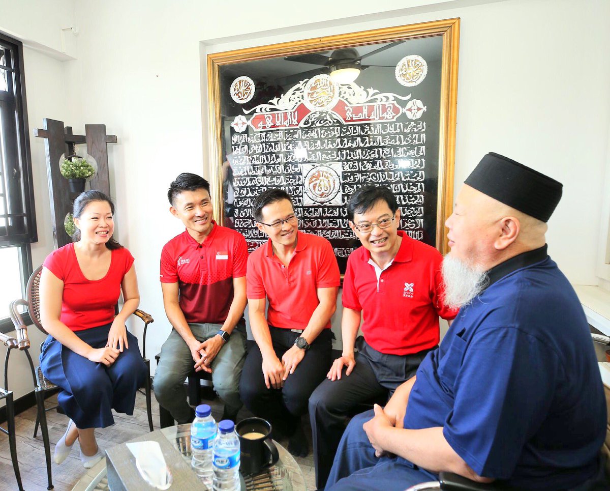 YamKeng's tweet image. Last Sunday, 1000 volunteers from unions, schools, corporate organisations and grassroots organisations helped to refresh 95 homes in Tampines! 

Thanks to all volunteers for spreading the festive cheers. 

#ourhomeourheartourtampines #volunteers #projectrefresh #youngntuc #necdc