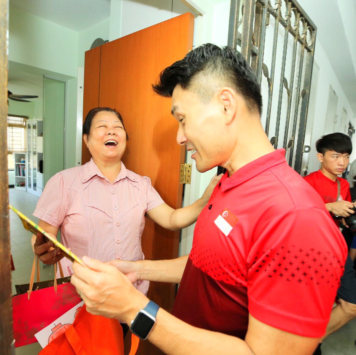 YamKeng's tweet image. Last Sunday, 1000 volunteers from unions, schools, corporate organisations and grassroots organisations helped to refresh 95 homes in Tampines! 

Thanks to all volunteers for spreading the festive cheers. 

#ourhomeourheartourtampines #volunteers #projectrefresh #youngntuc #necdc