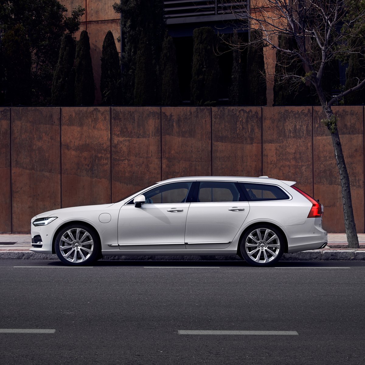 fourwheels5's tweet photo. An estate with character and sophistication. Start your journey in the #V90: https://t.co/XS0bjkcUN0 https://t.co/43CNFdFuRB