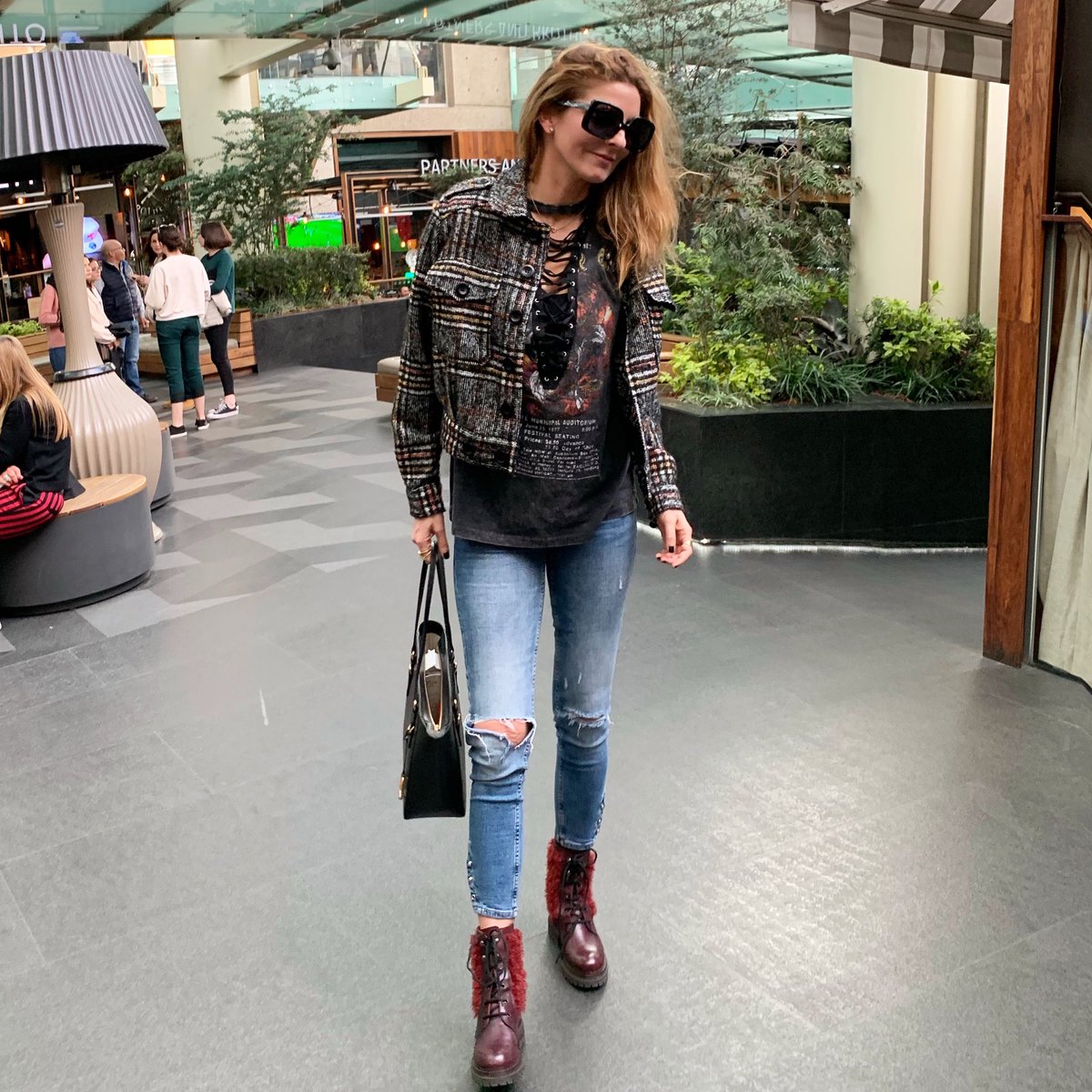 _marcelacuevas_'s tweet photo. Don’t cry because it ended, smile because it happened. #fashionlife #fashionista #fashionable #cool #cdmx #smile #fashiongram #blessed #conductora #tshirt #host #mexicanhost #chekers #denim #boots #workingmom #trendy #mexicangirl #beauty #lifestyle #look #outfit #ootd #tvhost https://t.co/0tASlYJjUz