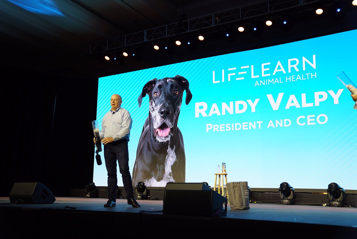 LifeLearnInc's tweet image. Did you catch a t-shirt from our CEO and President @randyvalpy or @The_NAVC CEO @TheTomBohn tonight? Be sure to come by the @vetfolio booth tomorrow to get 10% off a VetFolio subscription!#VMX2019