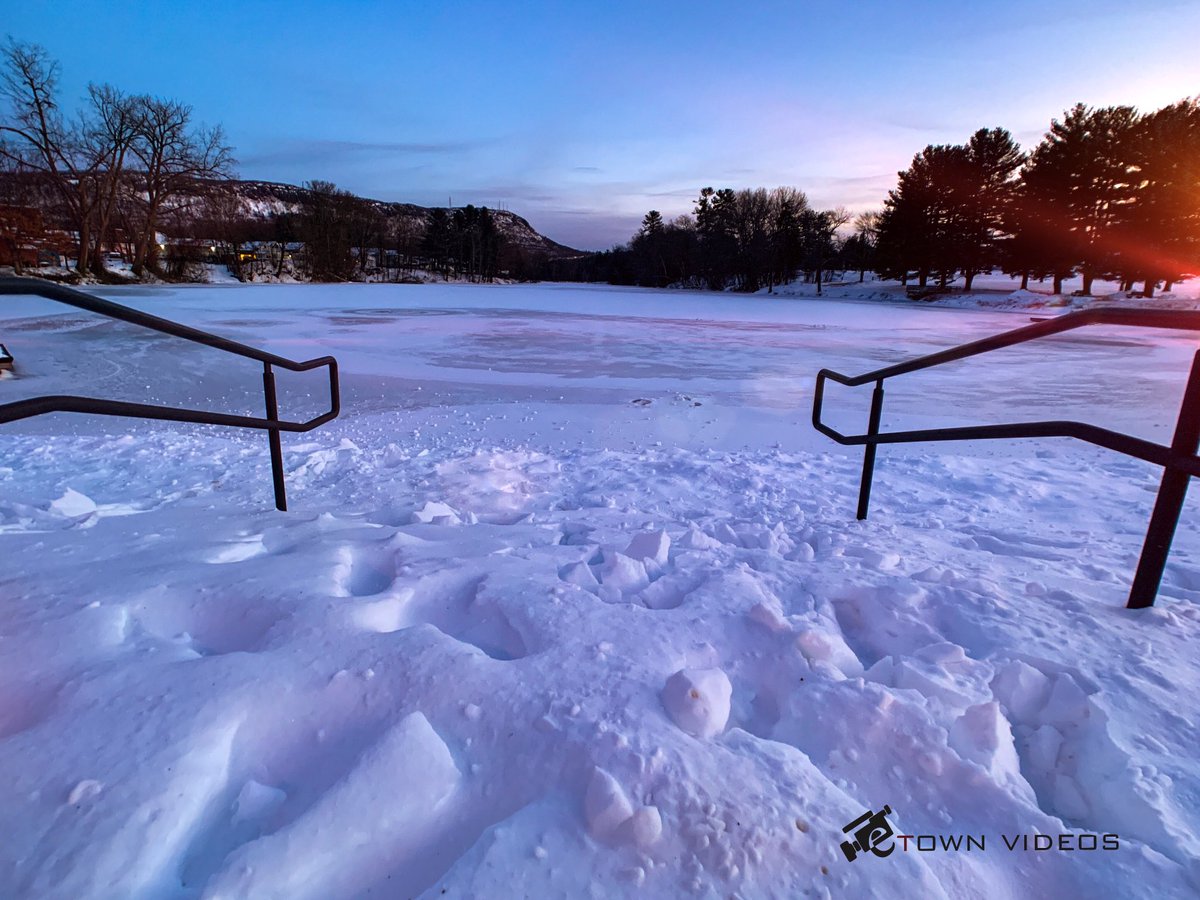 January snow at <a href="/NashPond01027/">Nashawannuck Pond</a>