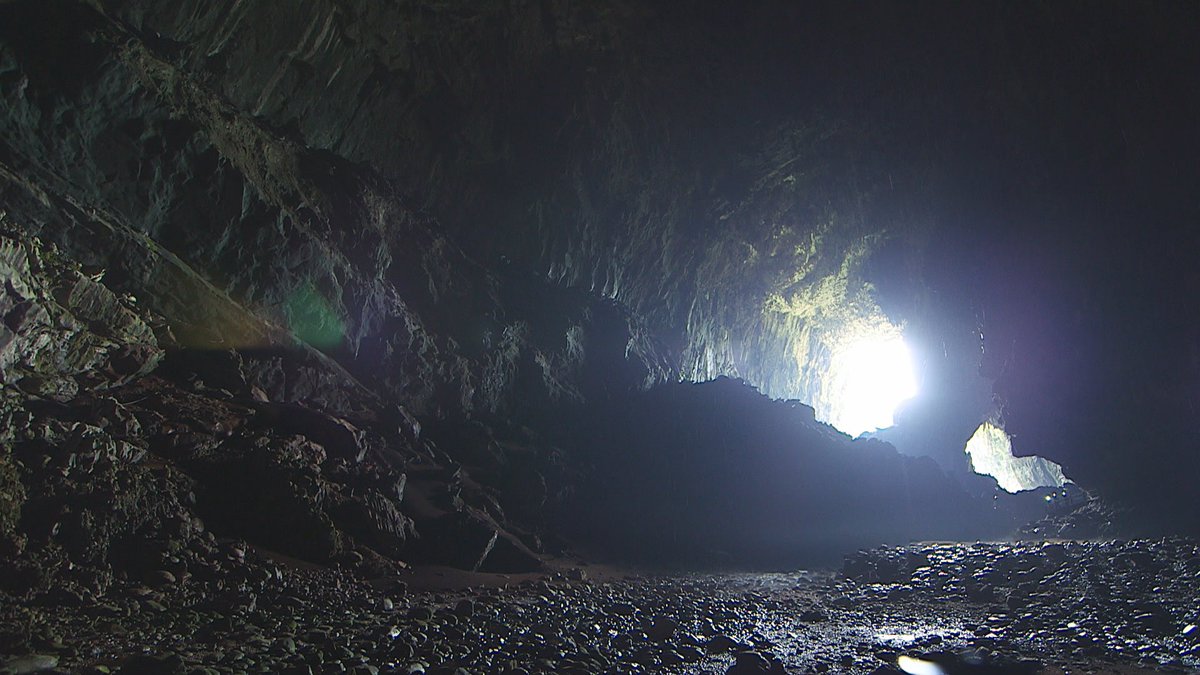 世界遺産 Sur Twitter ボルネオ島のグヌン ムル国立公園 山の中には数多くの洞窟があり まるで迷路のようにつながっています 総延長はなんと約３００km 今週は方送休止 次回は２月３日 日 午後６時からの放送です お楽しみに 世界遺産 ボルネオ島