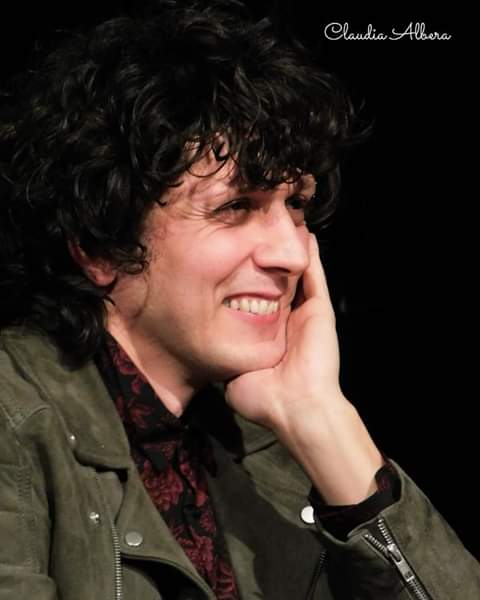 MonykaR2's tweet photo. E io che vedo solo il tuo sorriso  che fa sembrare tutto straordinario come te ......... #ErmalMeta #InViaggioConErmalMeta #incantataognivolta 💛🐺 https://t.co/PIYNl6nafP
