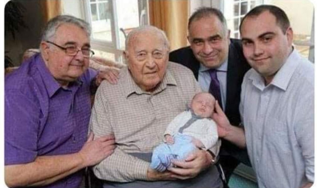في الصورة : الرضيع و والده و جده و أبو جده و جد جده