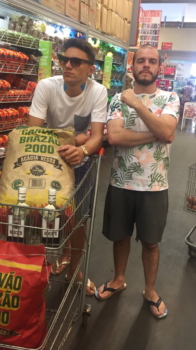 uilliao's tweet photo. Já que o cara apareceu pelo TT, vamos postar uma foto hahahahahaha @JuarezJrPaiva, nós meu irmão 💪🏽👊🏽 https://t.co/xXksVsalzF