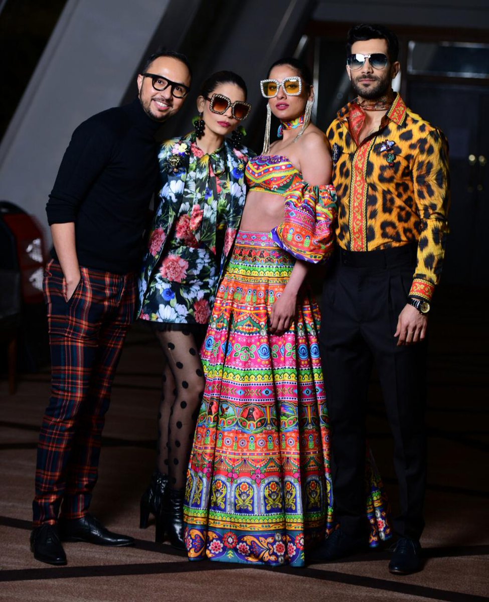 MediaSpringPk's tweet photo. And the award goes to... 
@NOMIANSARI receives the best designer award. While @nooraybhatti, #AmnaBaber and #ShehzadNoor best models awards at Scotland Pakistan Fashion Week season2. https://t.co/bwCUfWY9dK