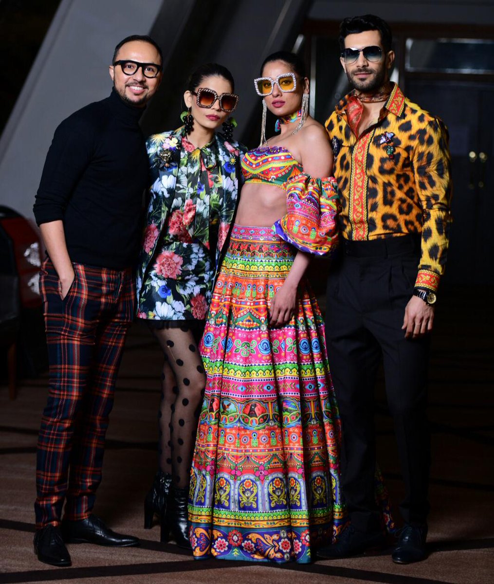 MediaSpringPk's tweet photo. And the award goes to... 
@NOMIANSARI receives the best designer award. While @nooraybhatti, #AmnaBaber and #ShehzadNoor best models awards at Scotland Pakistan Fashion Week season2. https://t.co/bwCUfWY9dK