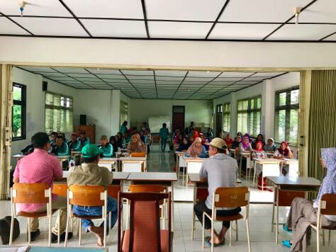 HRNStiftung's tweet photo. In partnership with the Association of Indonesian Coffee Exporters (AEKI), @HRNStiftung conducted exchange visits for coffee farmers from the Tiga Dihaji and Kisam Ilir sub-districts to learn more about farming. #hrns #indonesia #empoweringcoffeefarmers #aeki https://t.co/QfeYhqSaG7