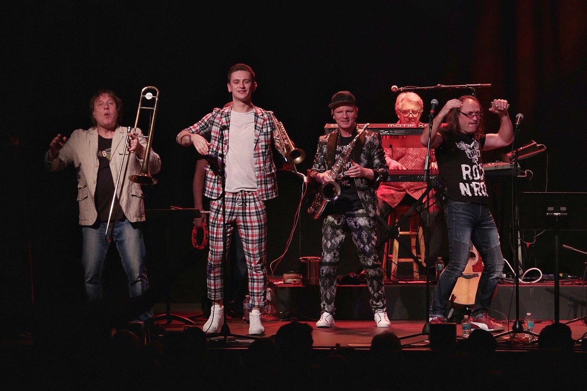 BilheimerCap's tweet photo. πΌ People dancing, people laughing...#AtTheCap tonight! It was great hosting the world's greatest Chicago tribute band, @Chicagovich! Who else enjoyed Leonid and Friends?
π· Tracy May https://t.co/UOfIrAPVQA