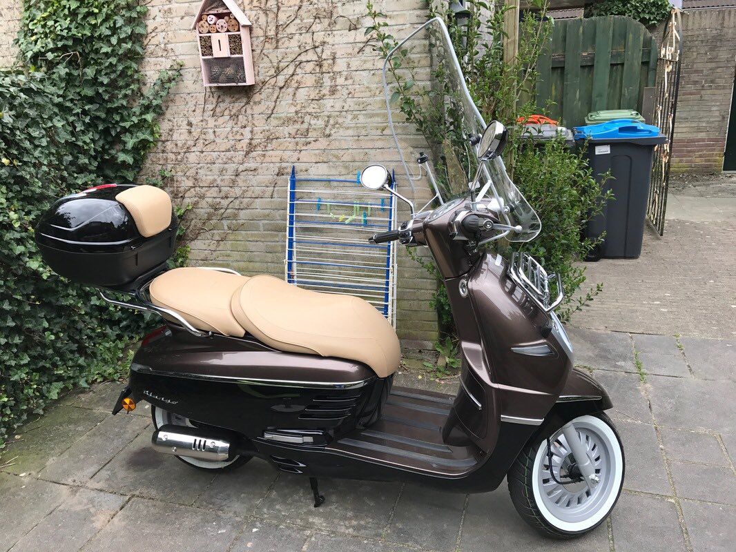 Pennahatchee's tweet photo. @ismaelcrotte My scooter! https://t.co/THHbgSbVJ3