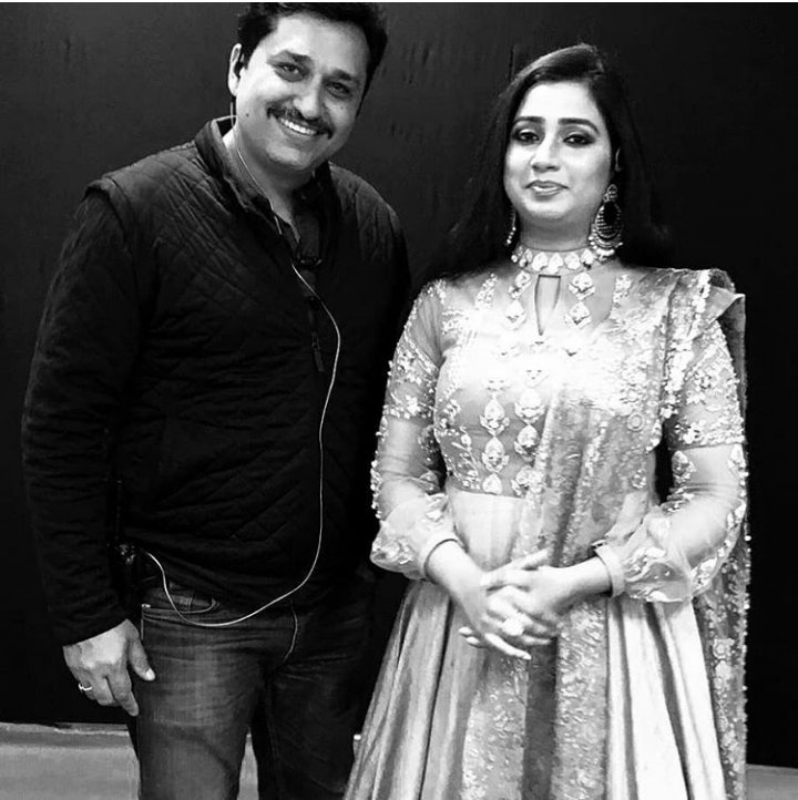 SonaSsg's tweet photo. *NEW CLICK*
Behind the stage!! 
The Queen @shreyaghoshal with her one of lovely fan in frame in #Delhi on #21Dec18 on the event of 35th Foundation Day of Gail India LTD.

Your humbleness &amp; down to earth demeanor is a breathe of fresh air that touched all♥
#TheNightingaleOfIndia https://t.co/xB8CAx2yPR