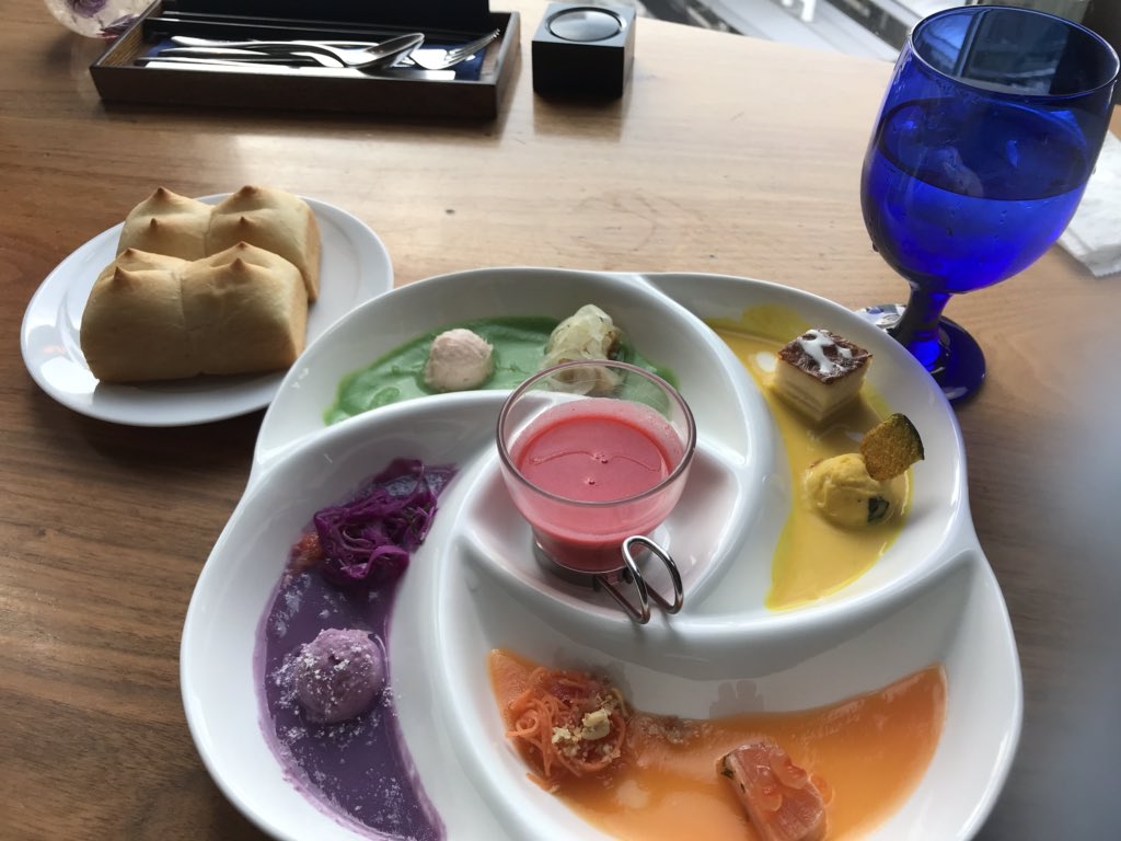 今日は久々に友達と梅田でランチ。
すっかりメニューか変わってた。色取り取りの前菜。味もよし😛

#梅田 #bluebird