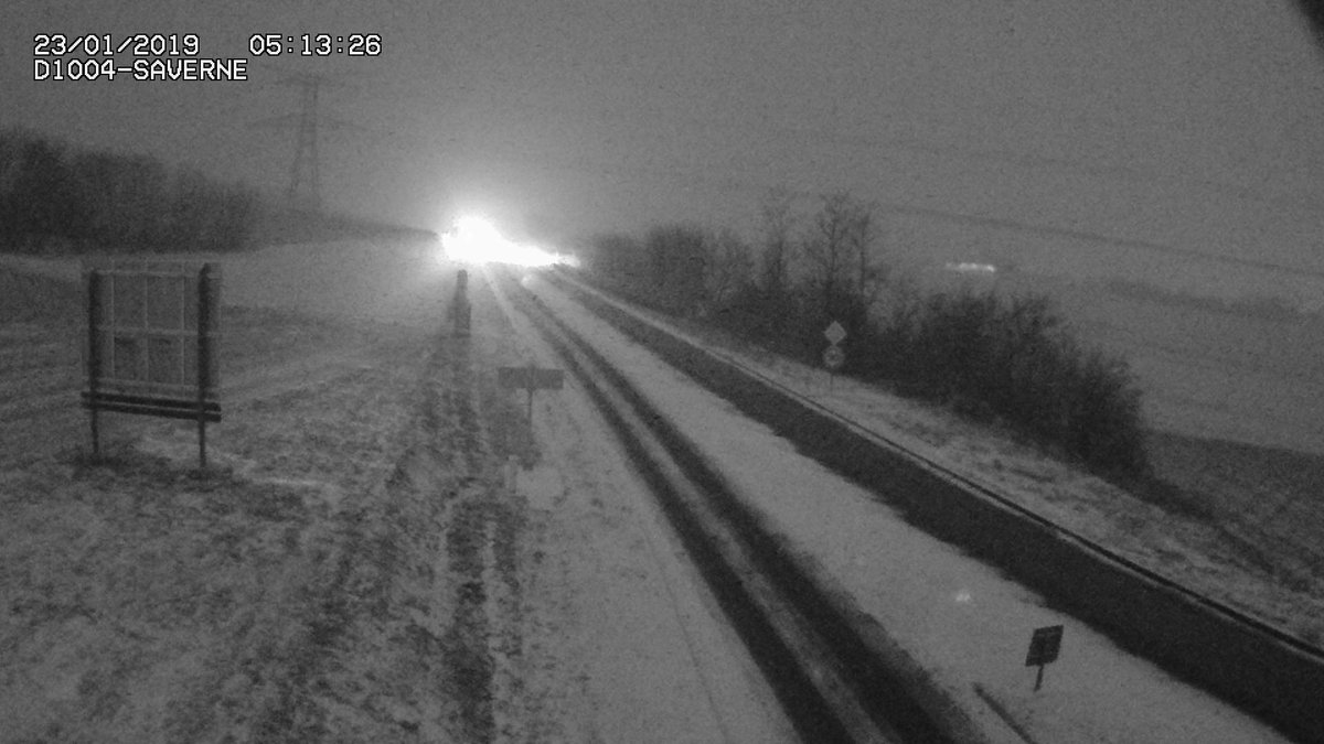 msa6768's tweet photo. 5H20 : Averses de #neige en ce moment sur la plaine d' #Alsace rendant localement les chaussées délicates comme ici le tronçon #D1004 entre #Saverne et #Wasselonne.
Prudence dans vos déplacements !
#meteo67 #meteo68 https://t.co/ihJ01nUQTb