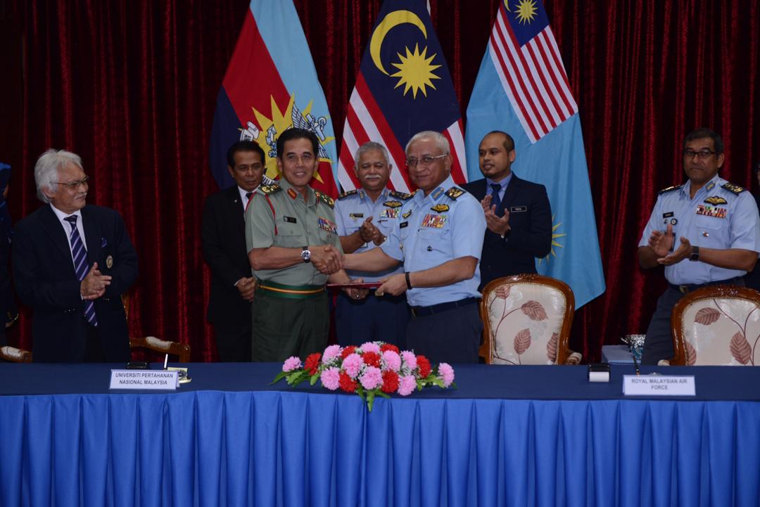 TUDM – UPNM perkenal konsep pengajian 2u2i bagi pengambilan Pegawai Kadet (Juruterbang). Selanjutnya di http://www.airforce.mil.my/en/berita/acara-rasmi/4405-tudm-upnm-menandatangani-memorandum-perjanjian-moa-bagi-pengajian-baharu-untuk-pegawai-kadet-juruterbang-di-upnm …