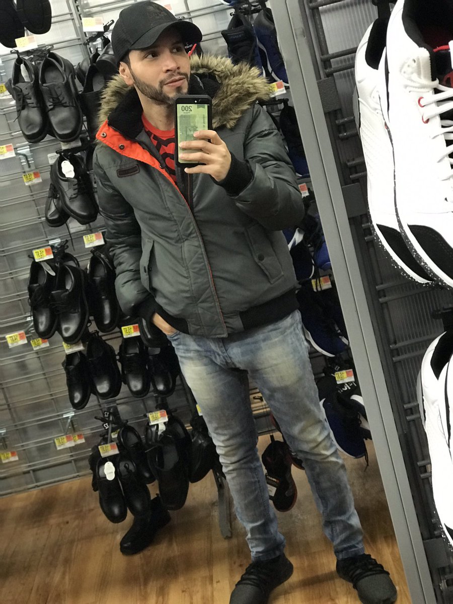 OscarPonceMusic's tweet photo. Comprando Pañales y fórmula! Me gusta esto de la Artisteada! 🤪😂 https://t.co/dzZXjm0g2I