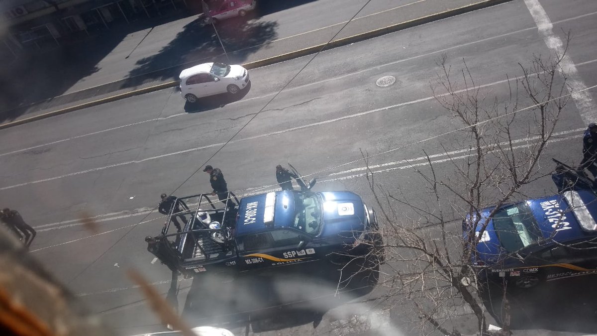 CI_CDMX's tweet photo. #Asalto #Cuentahabiente @AlcCuauhtemocMx #CDMX 
Martes 22, enero 2019

Esta tarde 2 sujetos en moto intentan asalto a cuentahabiente, policía logra #frustar en balacera hiriendo a sospechoso y peatón.
Ocurrió en av. San Cosme y Doctor Atl col. #SantaMaríaLaRibera

@ciemergencias https://t.co/329jZ299iS