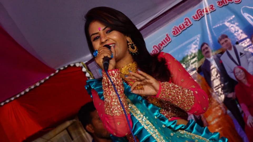 IDivyaChaudhary's tweet photo. Unforgettable Live Ras Garba program At #INDRAPURA
Date:23/01/2019
#Dc_Digital #divya_chaudhary #ras_garba #Gujrati_singer #livegarba #live_DJ #gujarati_artist #playback_singer https://t.co/AdBsNyZtmN