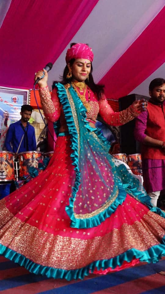 IDivyaChaudhary's tweet photo. Unforgettable Live Ras Garba program At #INDRAPURA
Date:23/01/2019
#Dc_Digital #divya_chaudhary #ras_garba #Gujrati_singer #livegarba #live_DJ #gujarati_artist #playback_singer https://t.co/AdBsNyZtmN