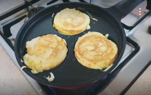 seunginm's tweet photo. hello my boyfriend is cooking pancakes for me, what do you think of them?? @GordonRamsay https://t.co/bVL2zMt81P