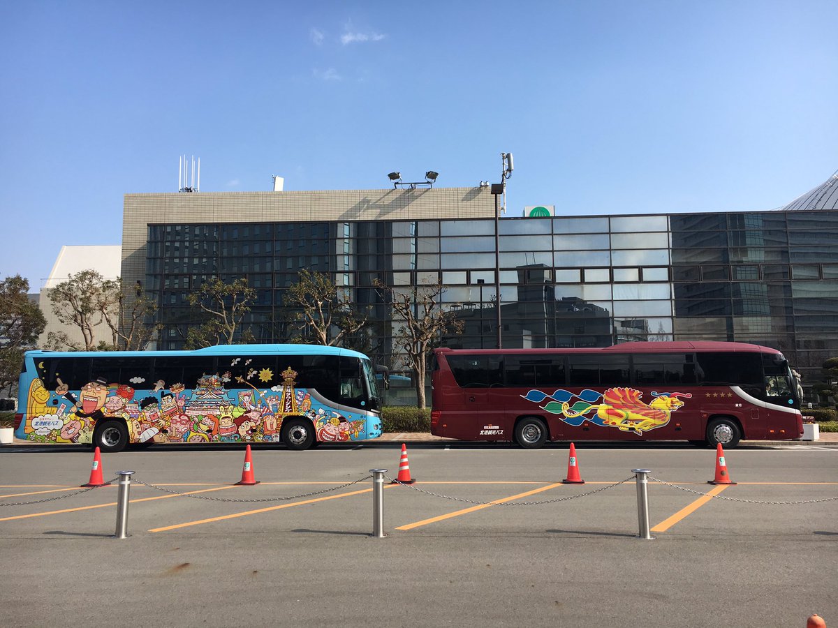 北港観光バス運行状況 お知らせ 公式 私どもの観光バスのうち２台は とても賑やかで楽しいデザイン ナンバーも２２２ フフフ と８８８ ハハハ です 大阪天満在住のイラストレーター ハピネス ヒジオカ Happihiji さんによるイラストです 見れ