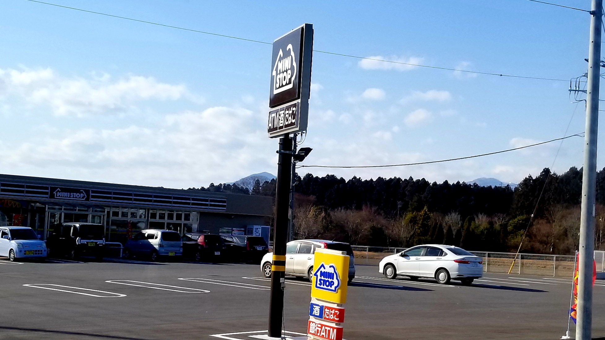 なぜ茶色いローソンなのか聞いたら景観らしい おナス T Co S3omzras9f Twitter