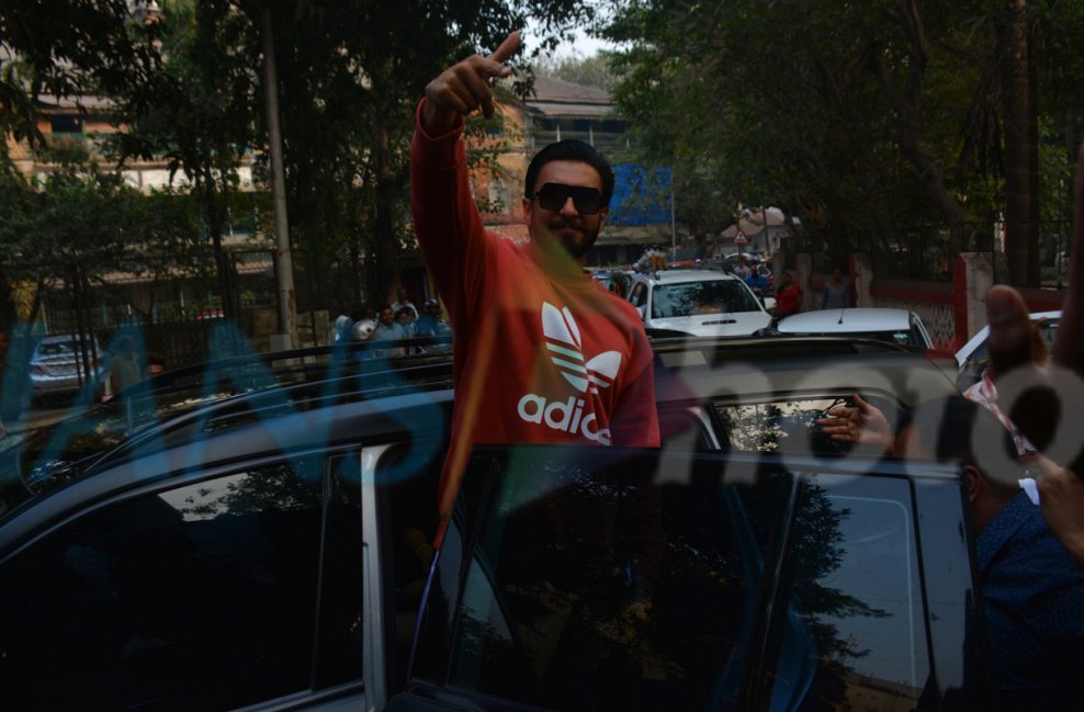 ians_india's tweet photo. Bollywood star #RanveerSingh, who is scoring chartbuster success with his hip-hop artiste avatar for "#GullyBoy", says he had an affinity towards the genre since his childhood and loves music by #Eminem.
#gullyboyteaser #GullyBoy https://t.co/n0CNO4jwxg