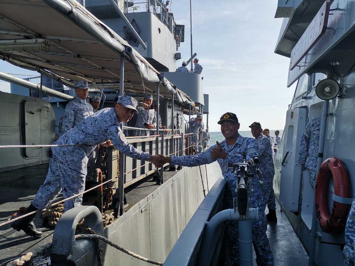 RONDAAN TRILATERAL MARITIME PATROL (TMP) SIRI 2/19 TINGKAT KESELAMATAN PERAIRAN NEGARA. KD SRI TIGA BERSAMA BRP MIGUEL MALVAR DI PERAIRAN PULAU TAGANAK PADA 22 JAN 19.

#Kesiagaan
#Keselamatan
#NavyPeople
#NavyCare
#Kebanggaan

<a href="/MPA_Timur/">HQ Eastern Fleet</a> 
<a href="/sabrizali/">sabri zali</a> 
<a href="/ARBA_My/">ARBA_RMN</a> 
<a href="/reza_azeranil63/">reza</a>