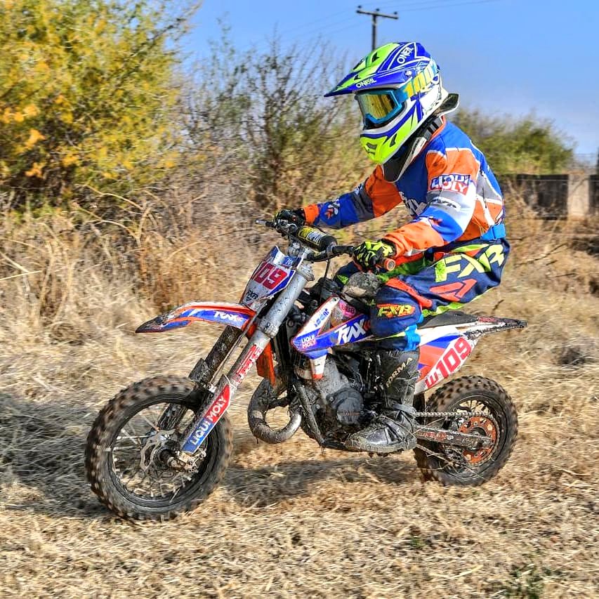 XhaleXtreme's tweet photo. We are pleased to  announce that our junior team will be flying the flag for us for another year. We look forward to an axciting year with #SEANFOURIE #DEANFOURIE #LEANDAJANSENVANVUUREN of @base_fit Junior Team powered by #TRAXKTM 🔥🔥🔥 #xhalextreme #fxrmoto #traxktm #basefit https://t.co/51lA5AiaqY