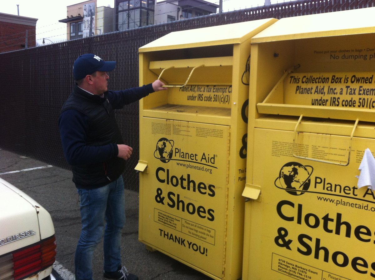 Voilà à quoi ressemble une borne de collecte de vêtements aux USA.
Je pense qu'il y a quelque chose à faire.