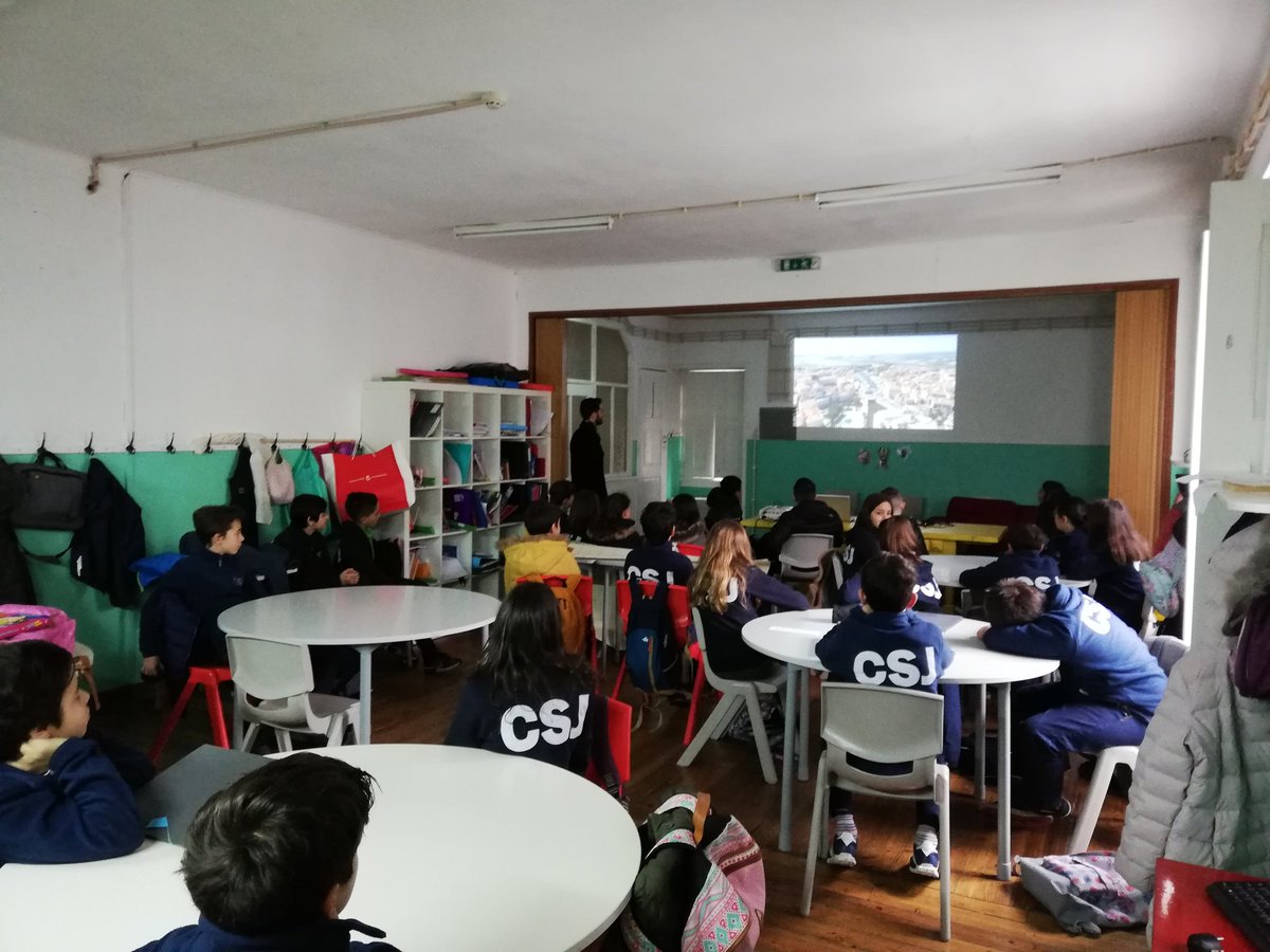 Franner6thclass's tweet image. Day 2: Enjoy first day in school, we were welcomed with a flag ceremony and assembly, we mixed with students and teachers and had a tour of the school and city. Following this we started our project work and finished with some football #franner @EUErasmusPlus #ErasmusPlus