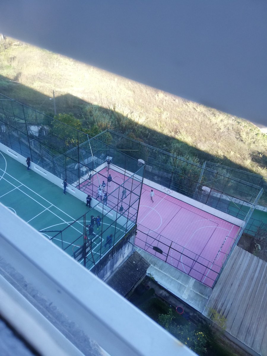 Franner6thclass's tweet image. Day 2: Enjoy first day in school, we were welcomed with a flag ceremony and assembly, we mixed with students and teachers and had a tour of the school and city. Following this we started our project work and finished with some football #franner @EUErasmusPlus #ErasmusPlus