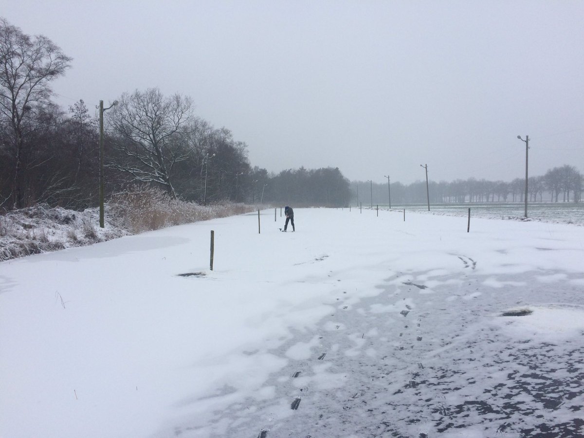 Ijsdikte is 5cm dus begint erop te lijken, vanavond proberen we de baan met een groepje sneeuwvrij te maken en dan hopelijk met een strenge vorst morgen open