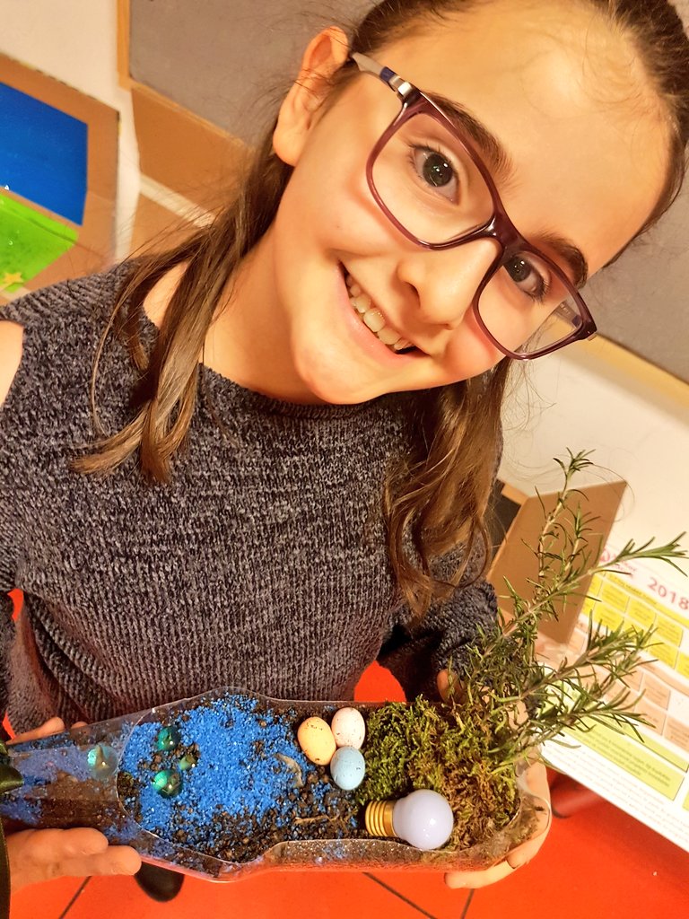 MakerCocuk's tweet photo. Tasarımcı Maker Çocuk kampında #terraryum #terrarium tasarımını pet şişe atıklardan #upcycle yani #ileridonüşüm ile doğal malzemelerden yaptık; minyatür yeşil dünyalar yaratırken çok eğlendik! #maker #makerhareketi #sendeyap #makermovement #steam #edtech #makercocuk https://t.co/BWwyTvf1cJ