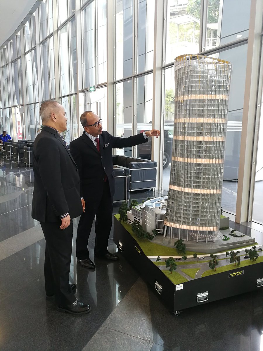 KPKR <a href="/RoslanMdTaha/">Roslan Md Taha</a> menerima kunjungan hormat drpd Dato Dr <a href="/MohdGazaliAbas/">Mohd Gazali Abas</a> KSU <a href="/KemPendidikan/">KPM</a>. Bincang cabaran pelaksanaan pembinaan Sekolah Daif pd 2018 utk penambahbaikan pd 2019. Tq KPM atas kepercayaan berterusan kpd <a href="/JKRMalaysia/">JKR Malaysia</a>

<a href="/baru_bian/">Baru Bian</a> <a href="/HjAnuarTahir/">Hj Anuar Tahir</a> <a href="/IsmailBakar60/">IsmailhjBakar</a>